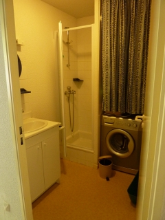 location-saisonniere-salle-de-bains-appartement-avec-machine-a-laver-louez-maison-de-vacances-avec-douche